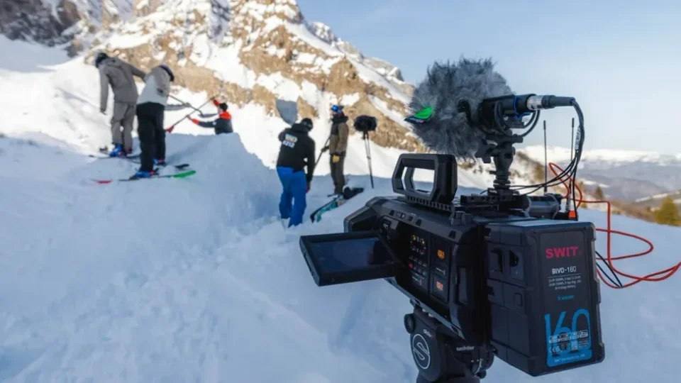 Cámara Blackmagic URSA Cine Immersive y equipo técnico de Altitude101 durante el rodaje de «KICK» en los Alpes franceses