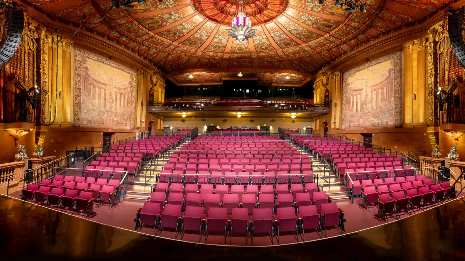 Meyer Sound en el Castro Theatre: dos sistemas independientes para cine y directo 4 Configuración cinematográfica del Castro Theatre con las butacas sobre plataformas escalonadas y el balcón al fondo