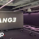 Zona de entrenamiento funcional del gimnasio Change North Adelaide con altavoces colgantes Biamp