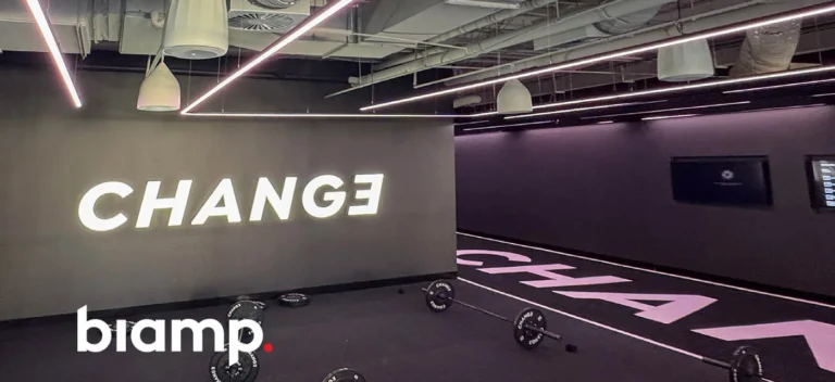 Zona de entrenamiento funcional del gimnasio Change North Adelaide con altavoces colgantes Biamp