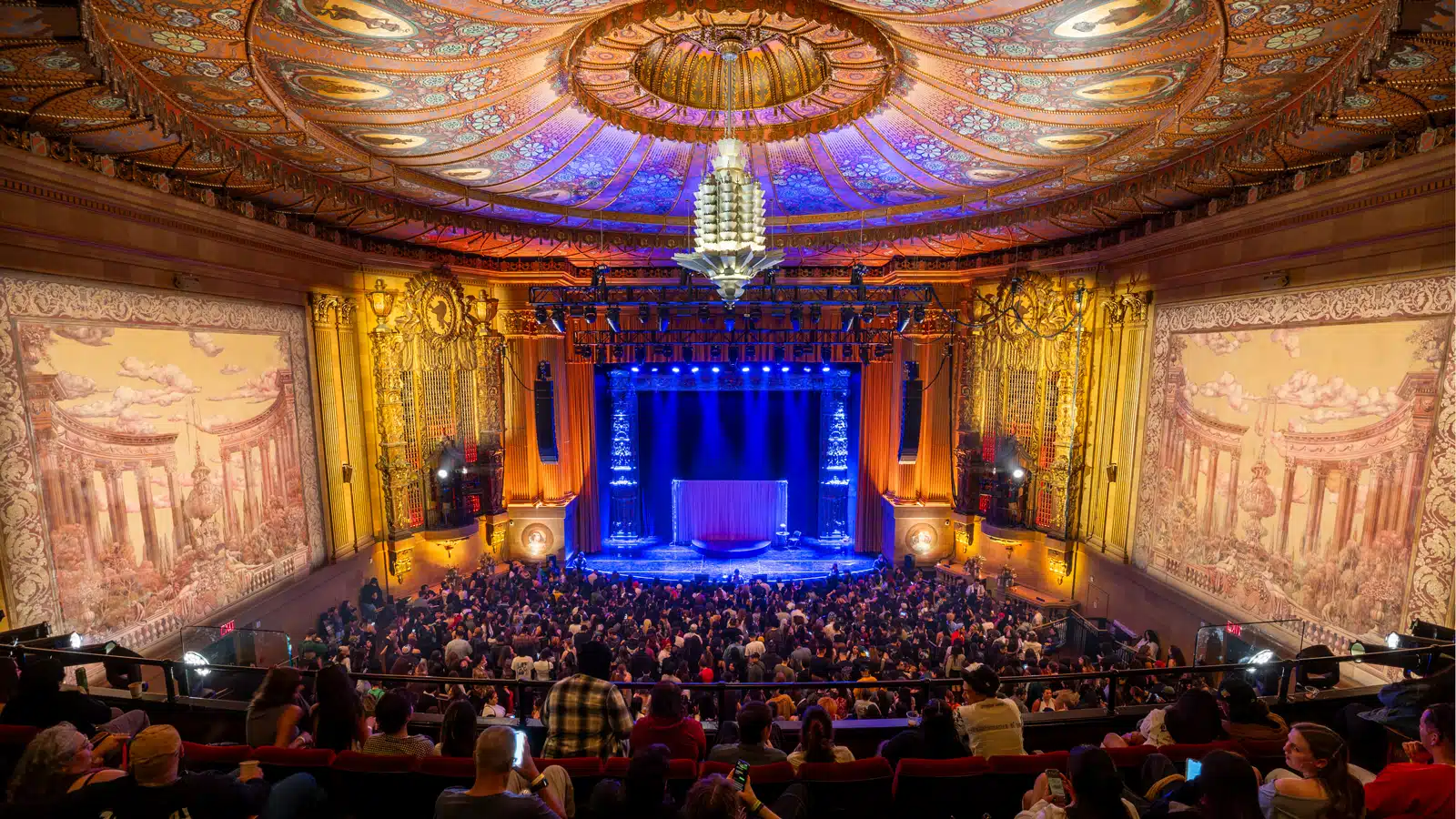 Meyer Sound en el Castro Theatre: dos sistemas independientes para cine y directo 5 Castro Theatre en configuración de concierto, con la platea despejada de butacas y el público de pie frente al escenario