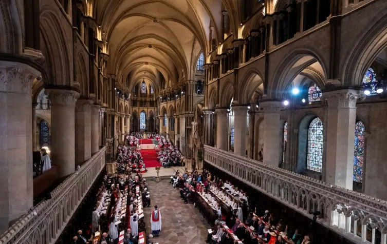 Nave central de la Catedral de Canterbury durante la investidura de Sarah Mullally como Arzobispo de Canterbury
