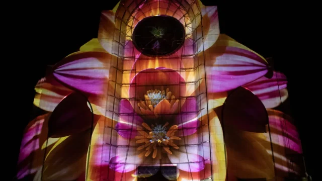 Proyección de gran formato sobre la fachada de la catedral de Notre-Dame-de-la-Treille realizada con dos proyectores Christie Griffyn 4K50-RGB de ADC Production