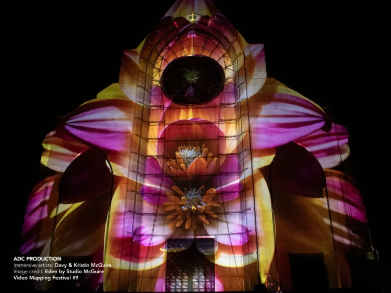 Proyección de gran formato sobre la fachada de la catedral de Notre-Dame-de-la-Treille realizada con dos proyectores Christie Griffyn 4K50-RGB de ADC Production