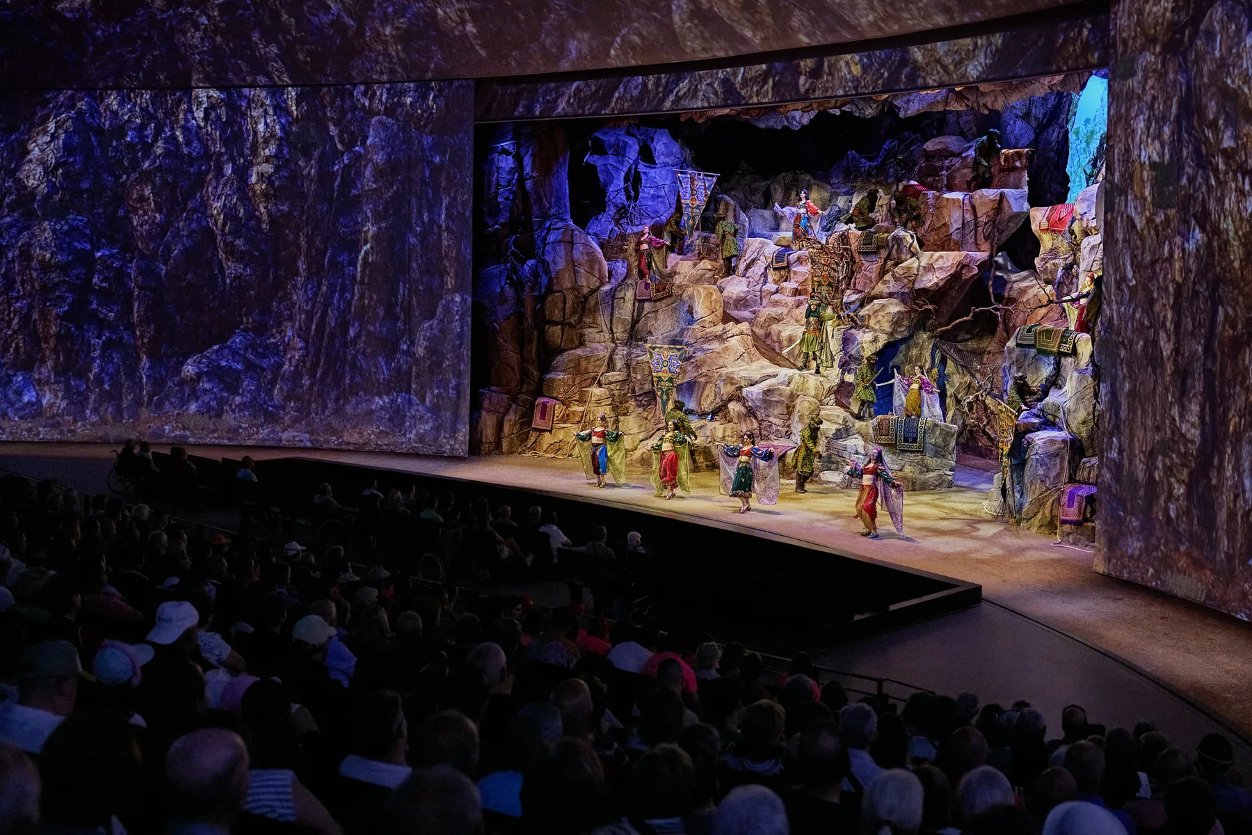 Puy du Fou renueva la proyección inmersiva 360º de «El Último Cantar» con Christie 4 Escena de El Último Cantar con proyección sobre superficies de gran formato junto a la escenografía rocosa