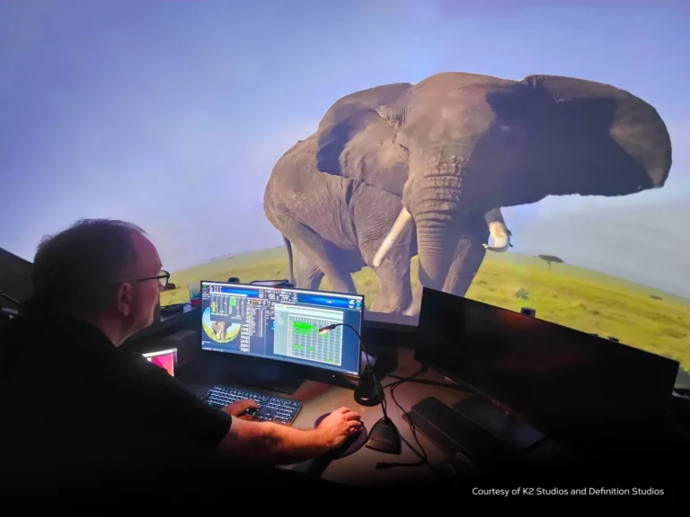 Operador ajusta la proyección láser puro RGB de Christie en el domo fulldome de Orlando Science Center con un elefante africano a tamaño real