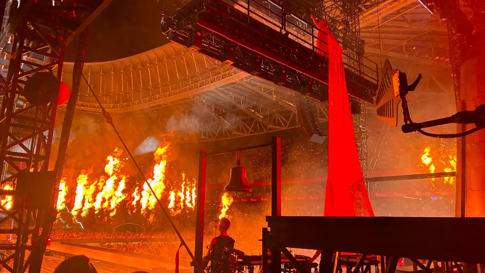 Fluge Euskadi despliega Wisycom para el diseño RF de Zetak en San Mamés 6 Concierto de Zetak en San Mamés con una antena Wisycom integrada en la estructura del escenario