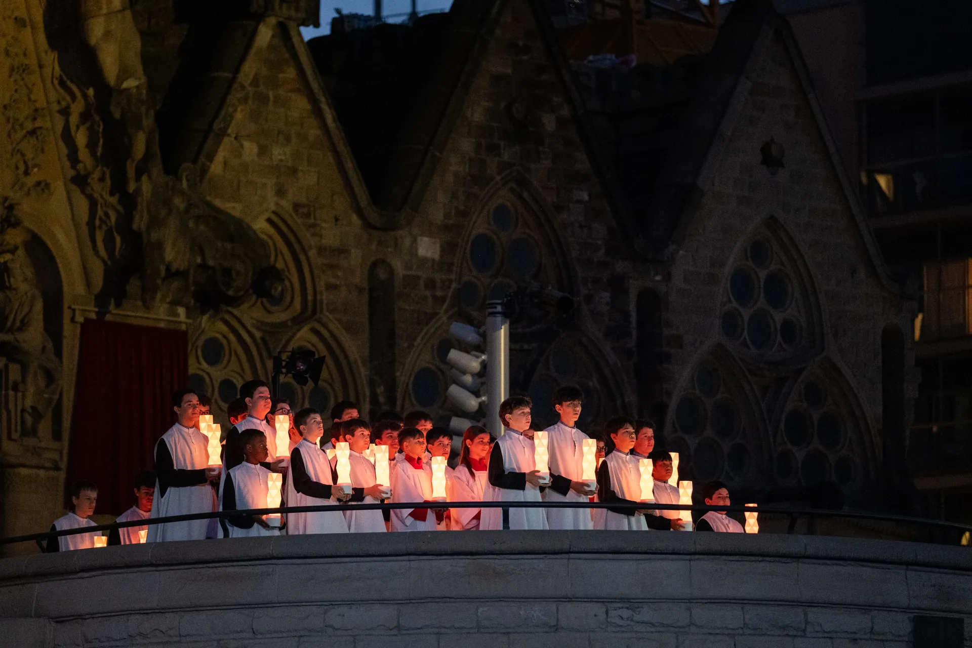 Corales infantiles con farolillos luminosos situados en un balcón de la fachada de la Sagrada Familia durante la ceremonia.