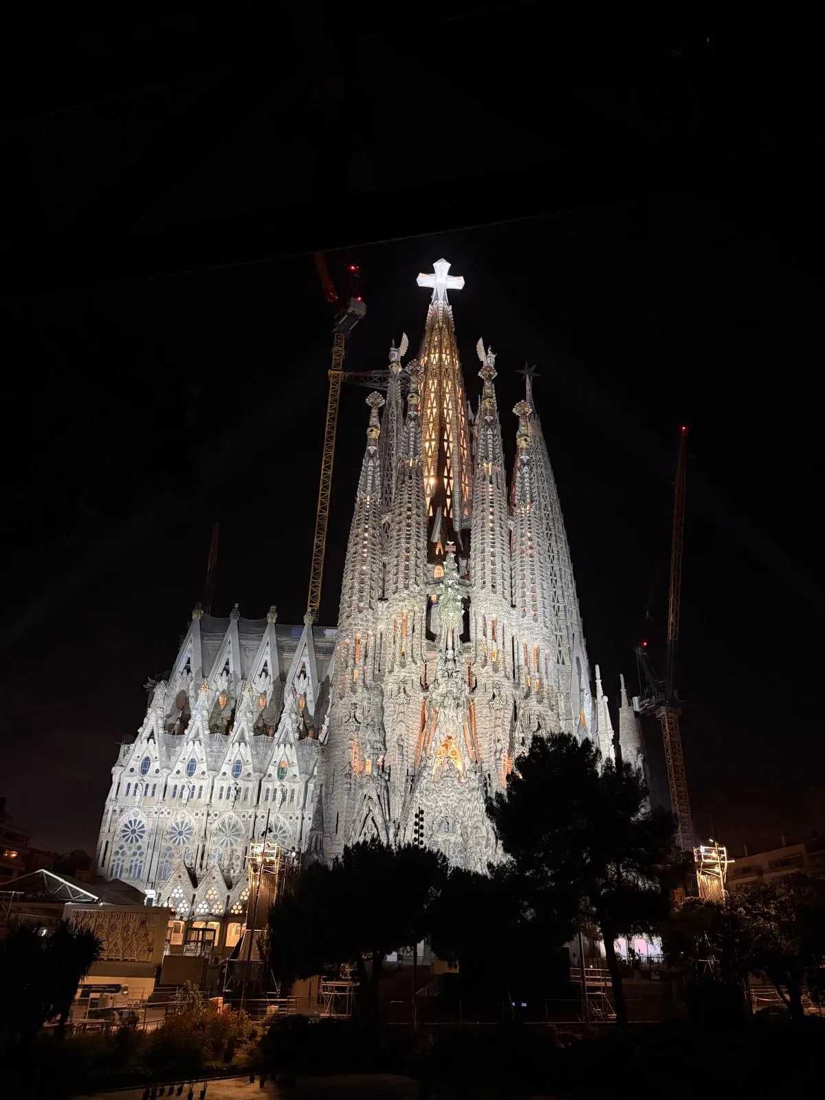 Iluminación de la Torre de Jesús de la Sagrada Familia: la Cruz de Jesús iluminada en lo alto de la torre durante la noche de la ceremonia.