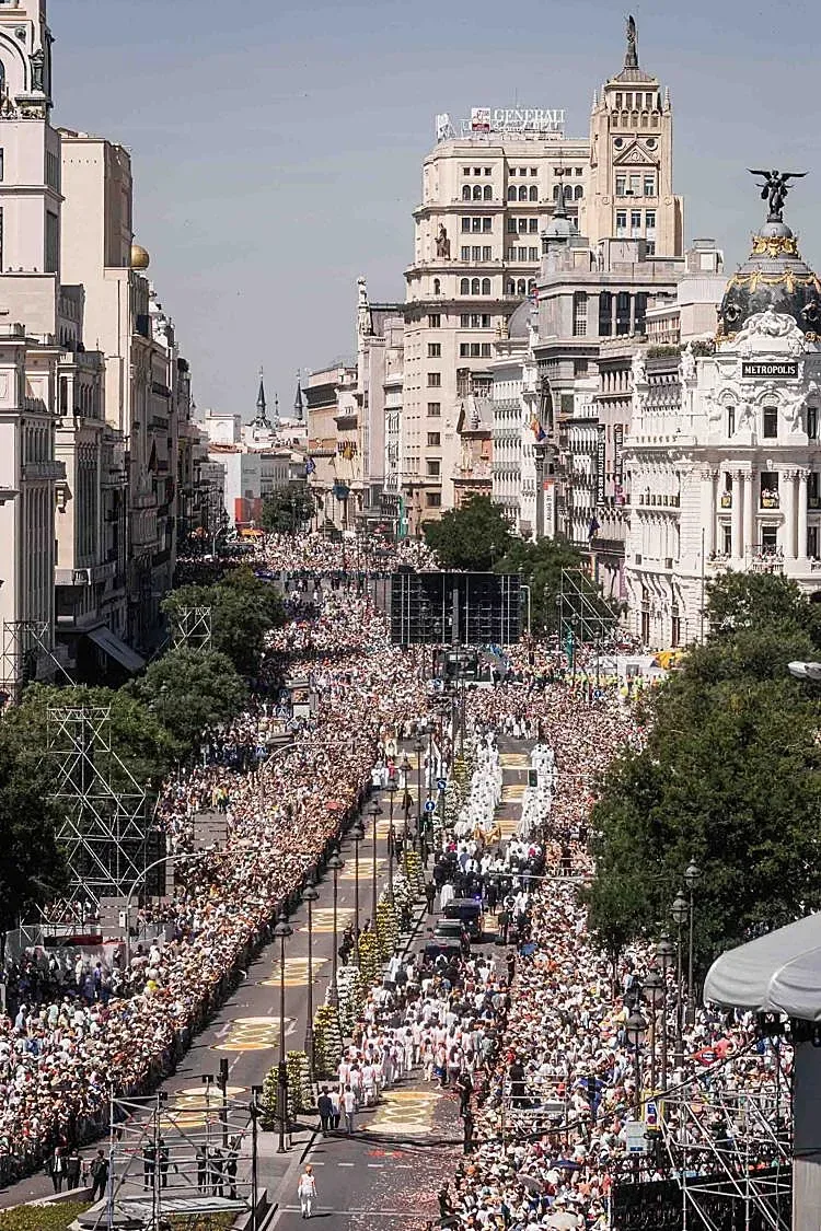 Cientos de miles de fieles durante la Eucaristía del Papa León XIV en el Paseo del Prado y la Plaza de Cibeles de Madrid