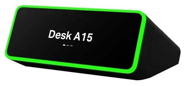 Reserva de escritorios: 10 preguntas frecuentes sobre cómo funciona 4 Dispositivo Evoko Kleeo con indicador luminoso verde y la identificación Desk A15 en pantalla
