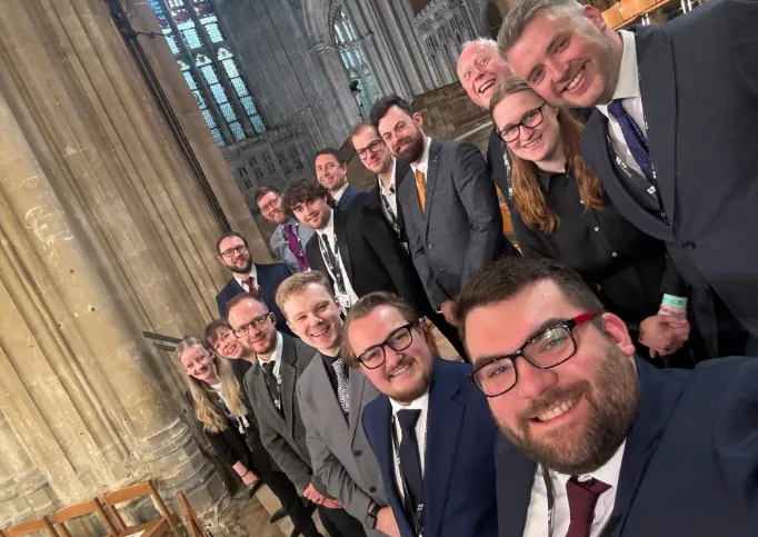 El equipo de d&b solutions: De izquierda a derecha, adelante: Carys Walker, El Ashwood, Craig Lawrence, James Morris, Matt Wadley, Eli Branham; atrás: Dave Scarlett, Aaron Shearer, Ian Reeves, Joe Lock, Josh Bobby, Vince Blake, Mark Isbister, Naomi Schofield, Mitch Jones (Foto cortesía de d&b solutions).