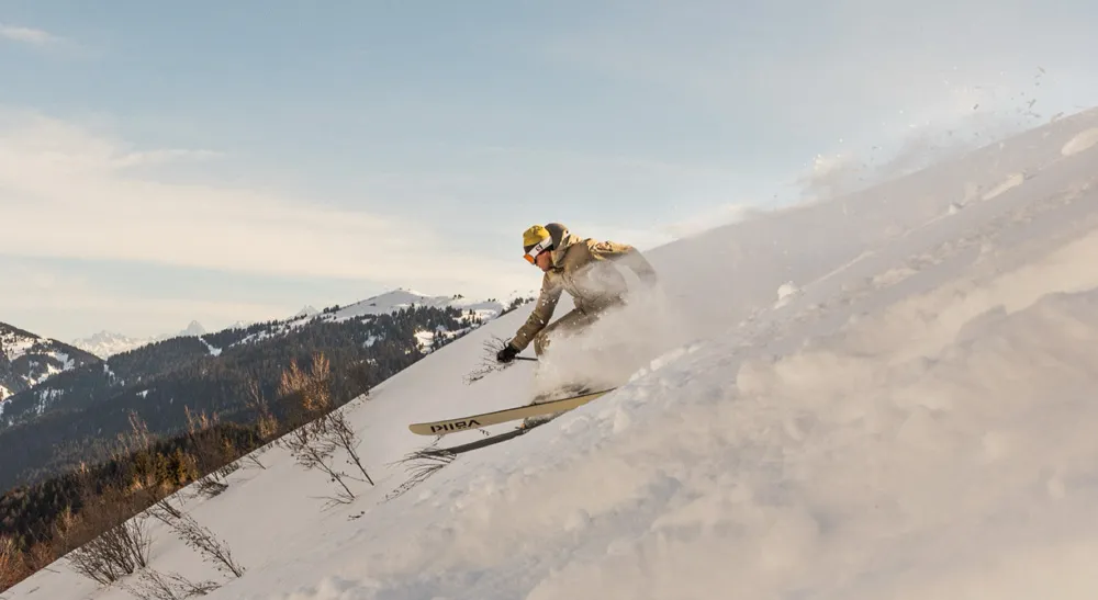 Producción inmersiva en alta montaña: Altitude101 rueda «KICK» con la Blackmagic URSA Cine Immersive 2 Esquiador desciende una ladera nevada de los Alpes franceses durante el rodaje de «KICK» de Altitude101