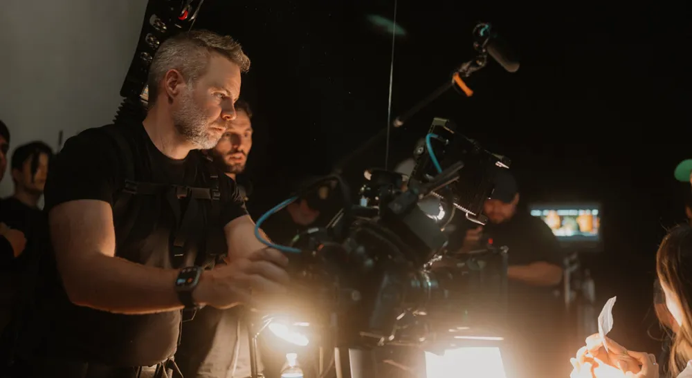 Rodaje de «Fail Safe»: Blackmagic PYXIS 12K y URSA Mini Pro 12K firmaron la fotografía; en la imagen, una cámara compacta enjaulada operada con arnés de apoyo