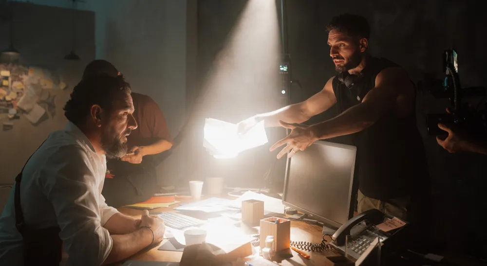 Escena de oficina en penumbra con una fuente de luz intensa dentro del mismo encuadre durante el rodaje de «Fail Safe»