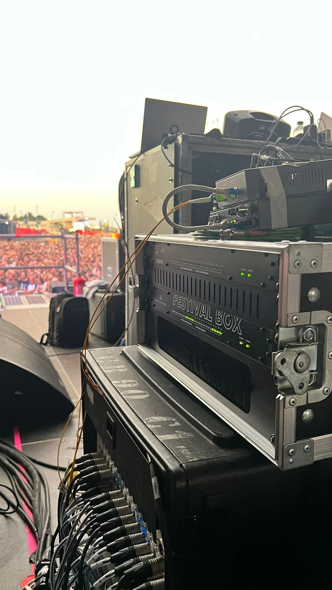 Optocore Festival Box conecta escenarios y FOH en Primavera Sound 2026 2 Rack con Festival Box de Optocore instalado junto al escenario de Primavera Sound 2026, con la fibra óptica y la manguera de conectores XLR en primer plano