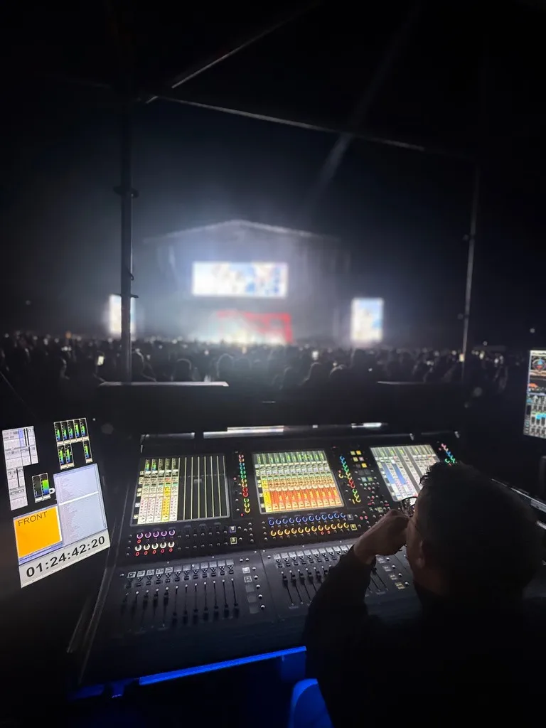 Así es el sonido del Cuarto Azul World Tour de Aitana con Meyer Sound y DiGiCo 4 Sonido del Cuarto Azul World Tour de Aitana: posición de FOH con una DiGiCo Quantum 338 Pulse