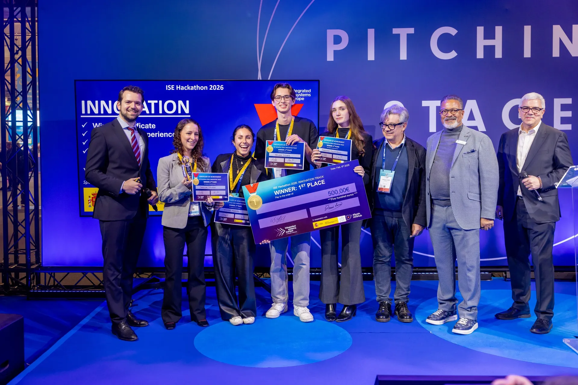 Hackathon de ISE 2026: talento AV rumbo a ISE 2027 3 El equipo ganador del área de innovación del Hackathon de ISE 2026 con su cheque en el escenario