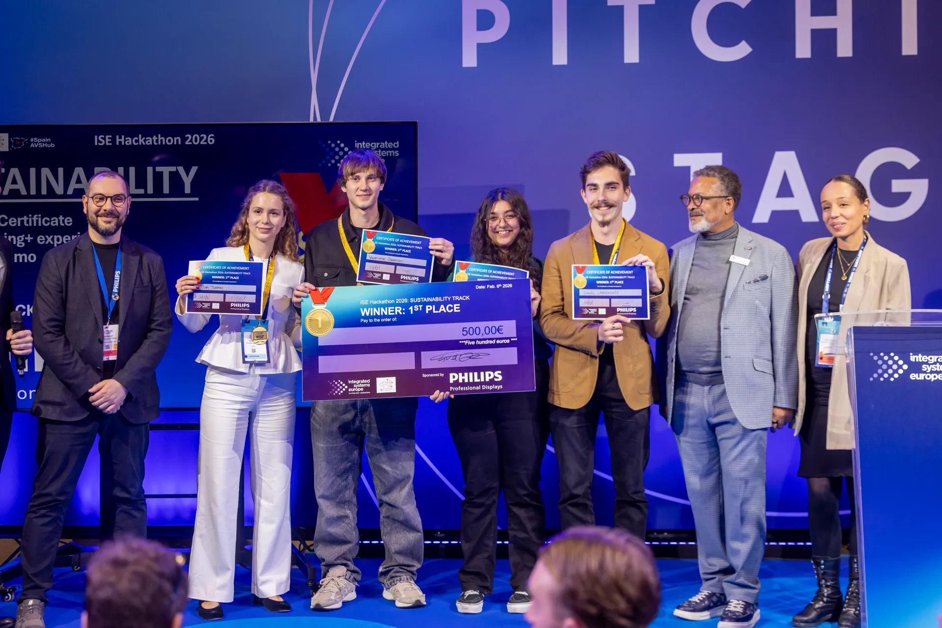 Hackathon de ISE 2026: talento AV rumbo a ISE 2027 2 Entrega de premios del área de sostenibilidad del Hackathon de ISE 2026 en el Innovation Park Pitching Stage
