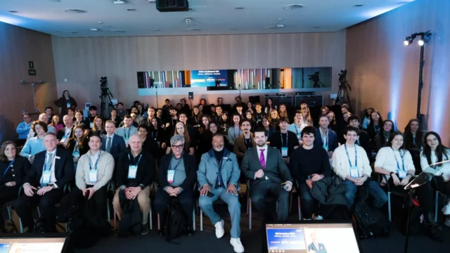 Los 60 estudiantes del Hackathon de ISE 2026 reunidos al inicio de la competición en Barcelona