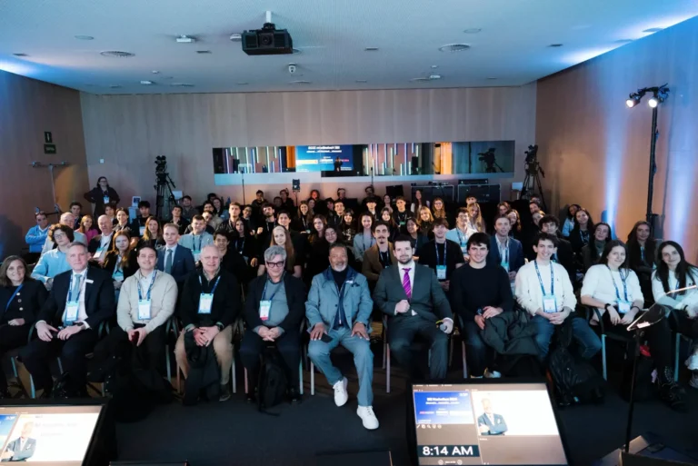 Los 60 estudiantes del Hackathon de ISE 2026 reunidos al inicio de la competición en Barcelona