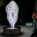 Escultura Heart of the Ocean iluminada en una sala del Salone Verde de Venecia durante la exposición Matriclysm de Jewel