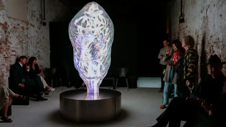 Escultura Heart of the Ocean iluminada en una sala del Salone Verde de Venecia durante la exposición Matriclysm de Jewel