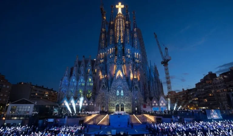Fachada de la basílica de la Sagrada Familia y Cruz de Jesús iluminadas durante la ceremonia de bendición e inauguración de la Torre de Jesús, en Barcelona.