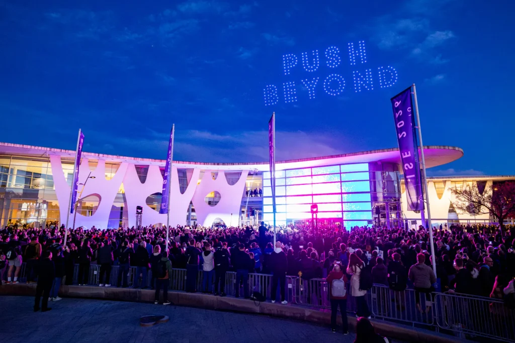 ISE Sammy Award 2026: la campaña Push Beyond iluminada con drones en Fira de Barcelona