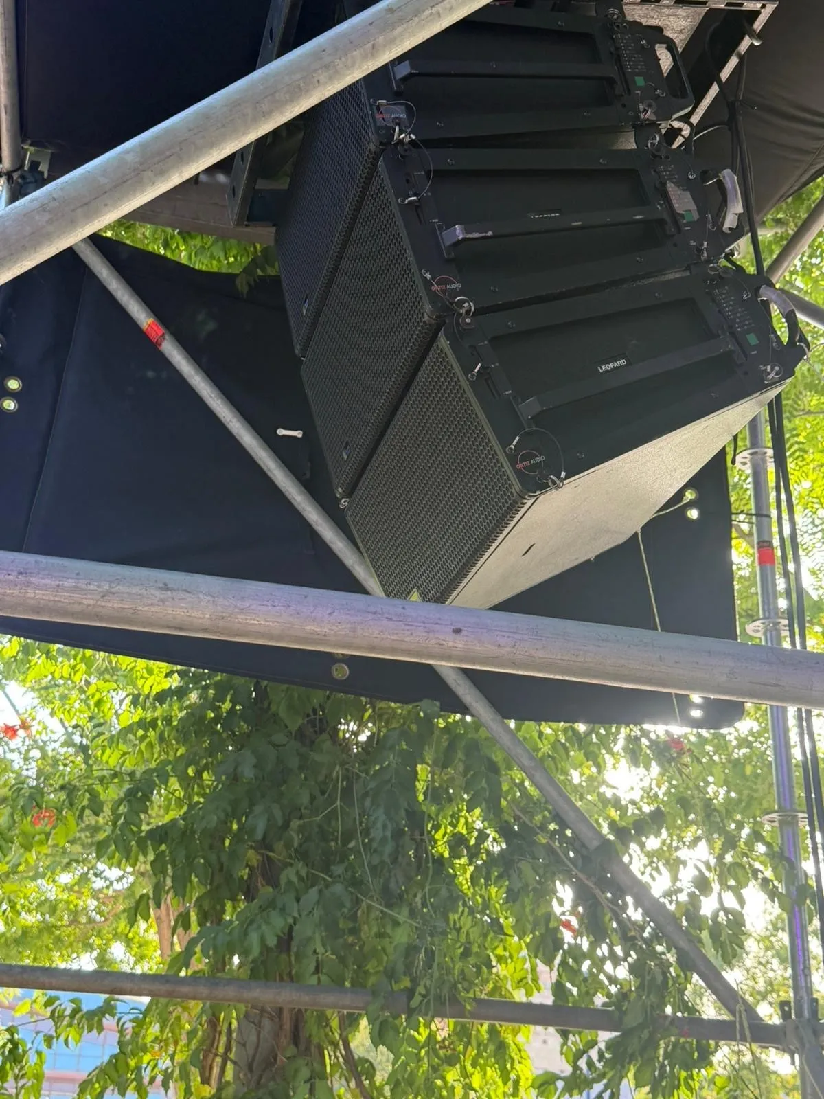 Ortiz Audio y Obeko Audiovisuales despliegan Meyer Sound en Electrolunch Sevilla 2 Altavoces Meyer Sound LEOPARD volados en el Parque de Magallanes