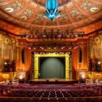 Interior renovado del Castro Theatre de San Francisco, con el proscenio dorado recuperado y los sistemas de sonido Meyer Sound integrados en la sala