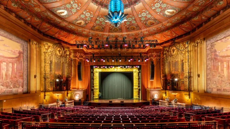 Interior renovado del Castro Theatre de San Francisco, con el proscenio dorado recuperado y los sistemas de sonido Meyer Sound integrados en la sala