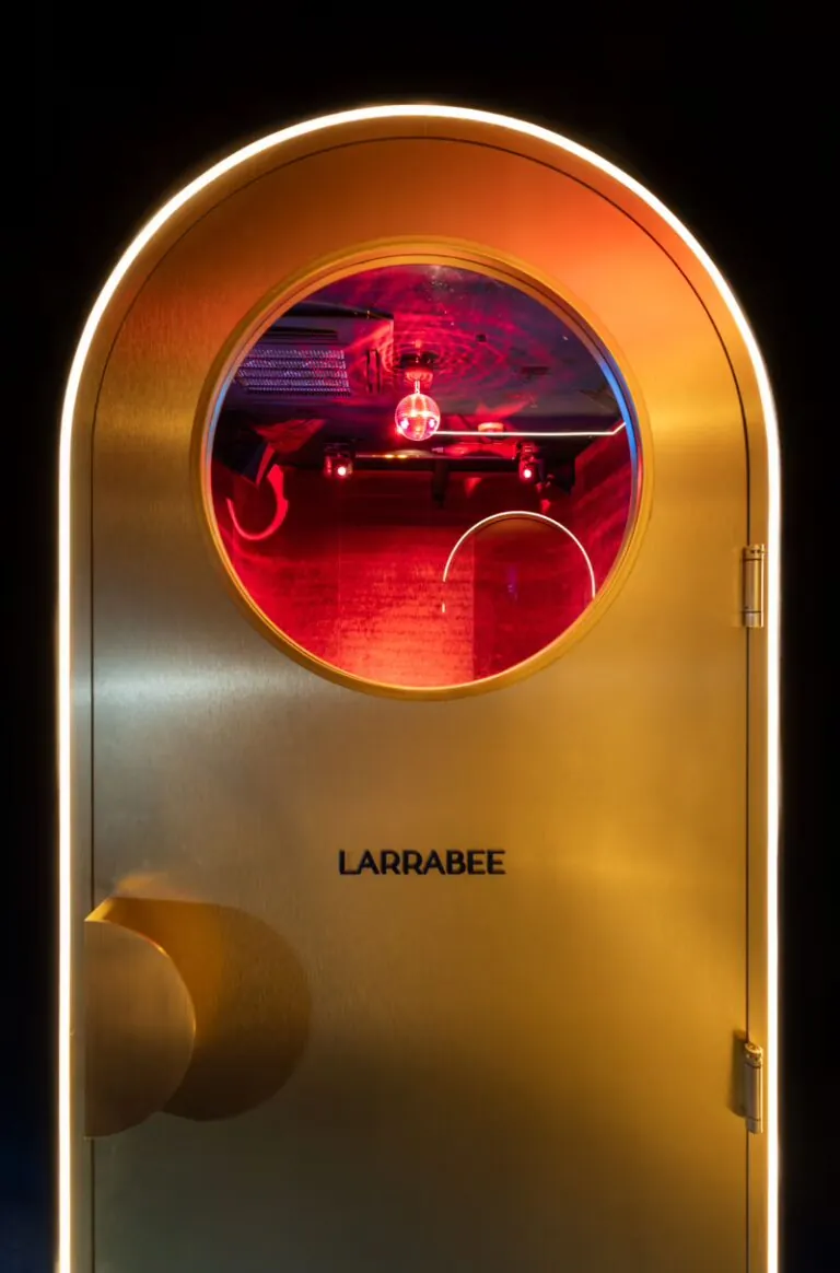 Sennheiser EW-DX gestiona 30 canales inalámbricos en Mic Drop Karaoke 2 Puerta dorada de una suite de Mic Drop Karaoke rotulada «Larrabee», en homenaje al antiguo estudio de grabación