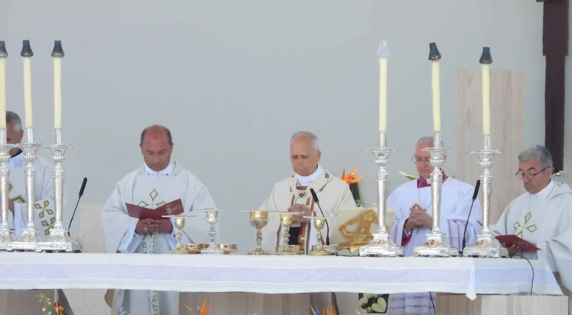 De Cibeles a Canarias: el despliegue audiovisual de la visita del Papa León XIV a España 5 Altar de la Eucaristía en Canarias con microfonía profesional durante la visita del Papa León XIV