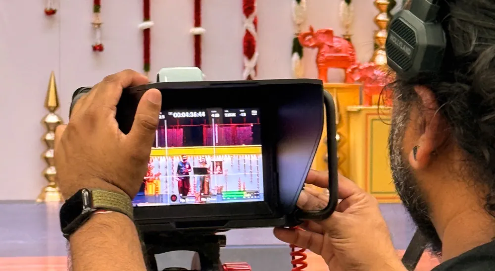 Monitor de la cámara con el indicador de enfoque sobre el escenario decorado del concurso Thirukkural.