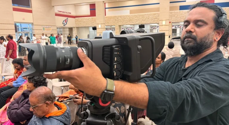 Operador de cámara sujeta una Blackmagic Studio Camera 6K Pro frente al público durante el concurso Thirukkural.