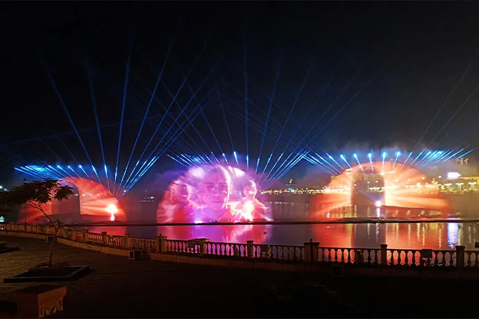 Proyección sobre pantallas de agua: Christie ilumina el lago Rudra Sagar en Ujjain 2 Tres pantallas de agua sincronizadas iluminadas en el espectáculo de Rudra Sagar