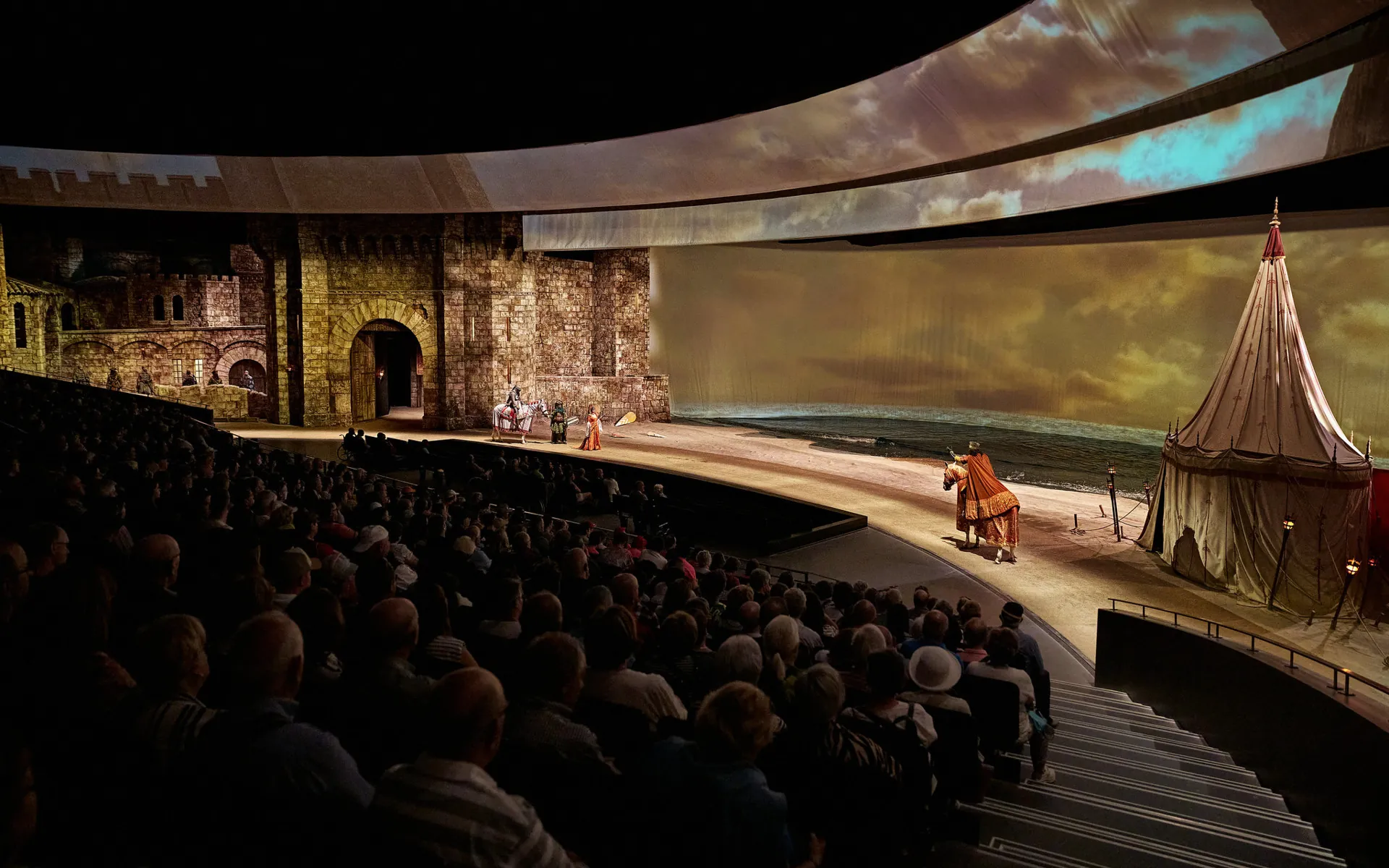 Puy du Fou renueva la proyección inmersiva 360º de «El Último Cantar» con Christie 3 Imagen proyectada de un horizonte marino que prolonga el decorado físico de un castillo en El Último Cantar