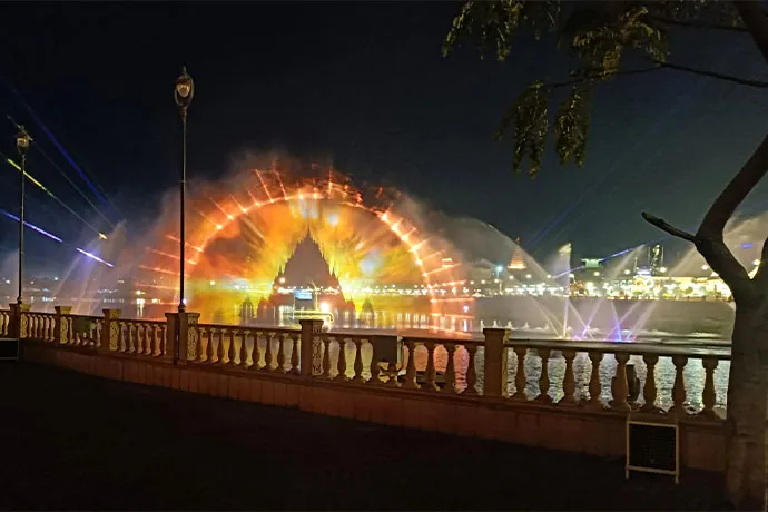 Proyección sobre pantallas de agua: Christie ilumina el lago Rudra Sagar en Ujjain 3 Proyección mapping con arco de agua iluminado en el lago Rudra Sagar