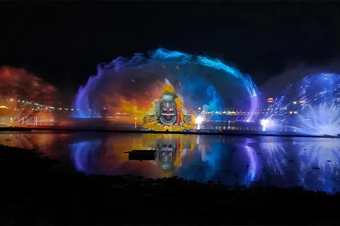 Proyección sobre pantallas de agua en el lago Rudra Sagar de Ujjain