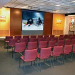 Proyectores Christie en el Hockey Hall of Fame: pantalla del Tim Horton's Theatre en funcionamiento