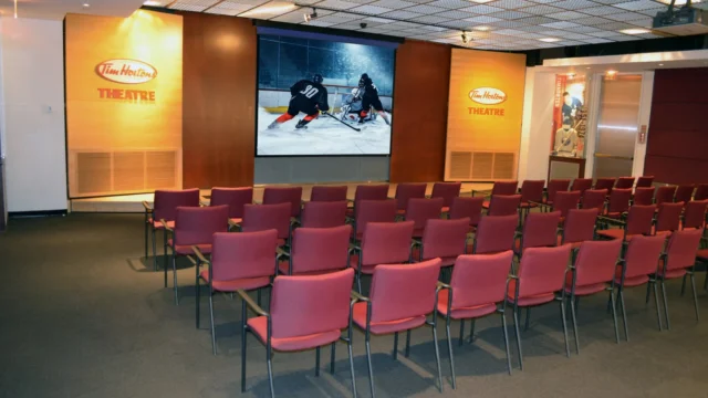 Proyectores Christie en el Hockey Hall of Fame: pantalla del Tim Horton's Theatre en funcionamiento