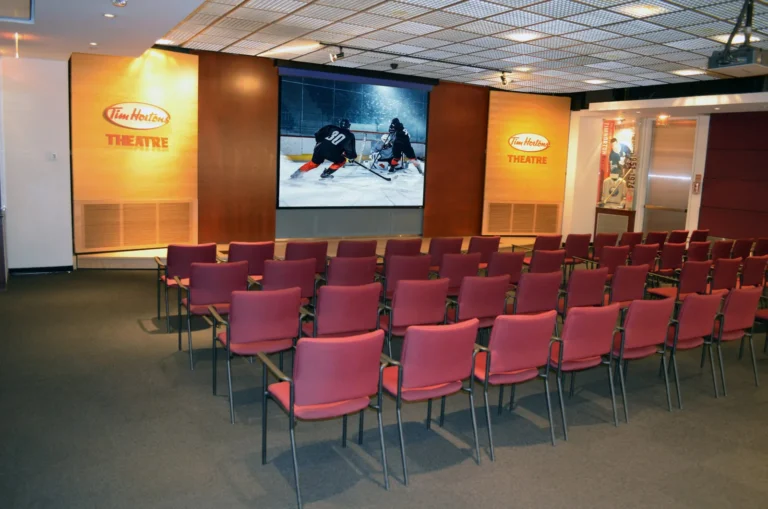 Proyectores Christie en el Hockey Hall of Fame: pantalla del Tim Horton's Theatre en funcionamiento
