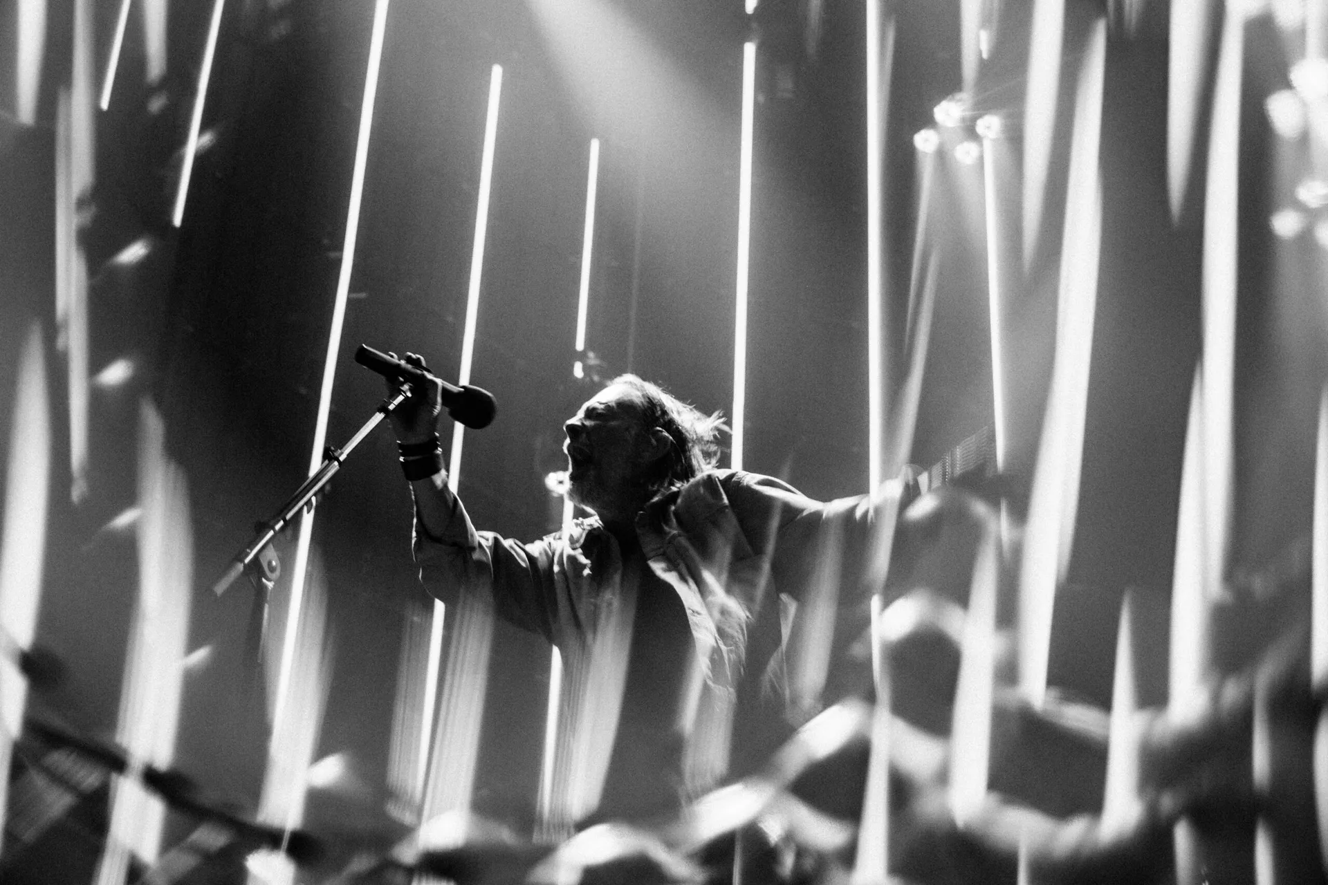 Voz principal de Radiohead ante el micrófono durante la gira europea de 2025