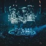 Escenario central de Radiohead rodeado de público durante la gira europea de 2025