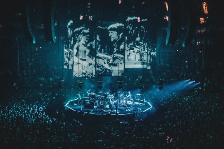 Escenario central de Radiohead rodeado de público durante la gira europea de 2025