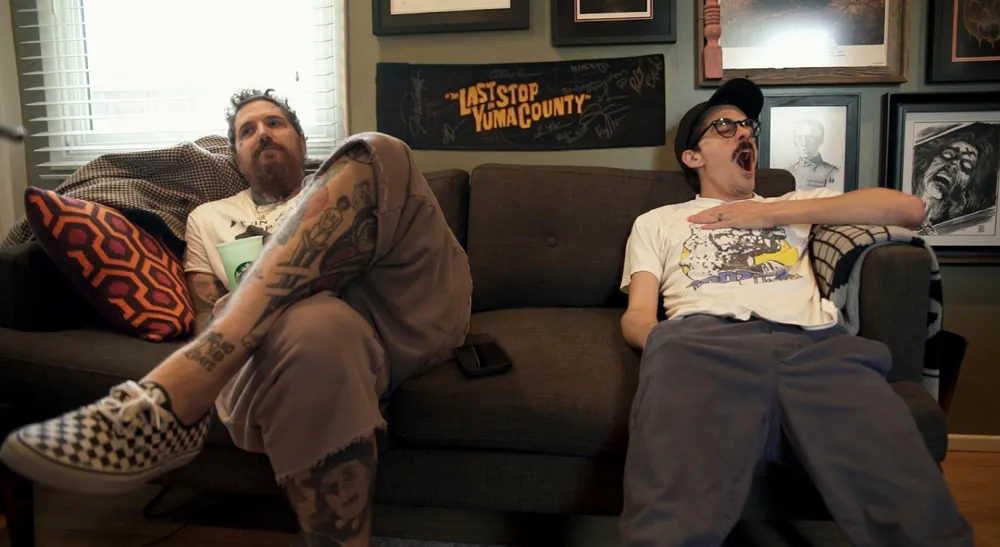 Escena del documental Sell Your House junto a un cartel firmado de The Last Stop in Yuma County