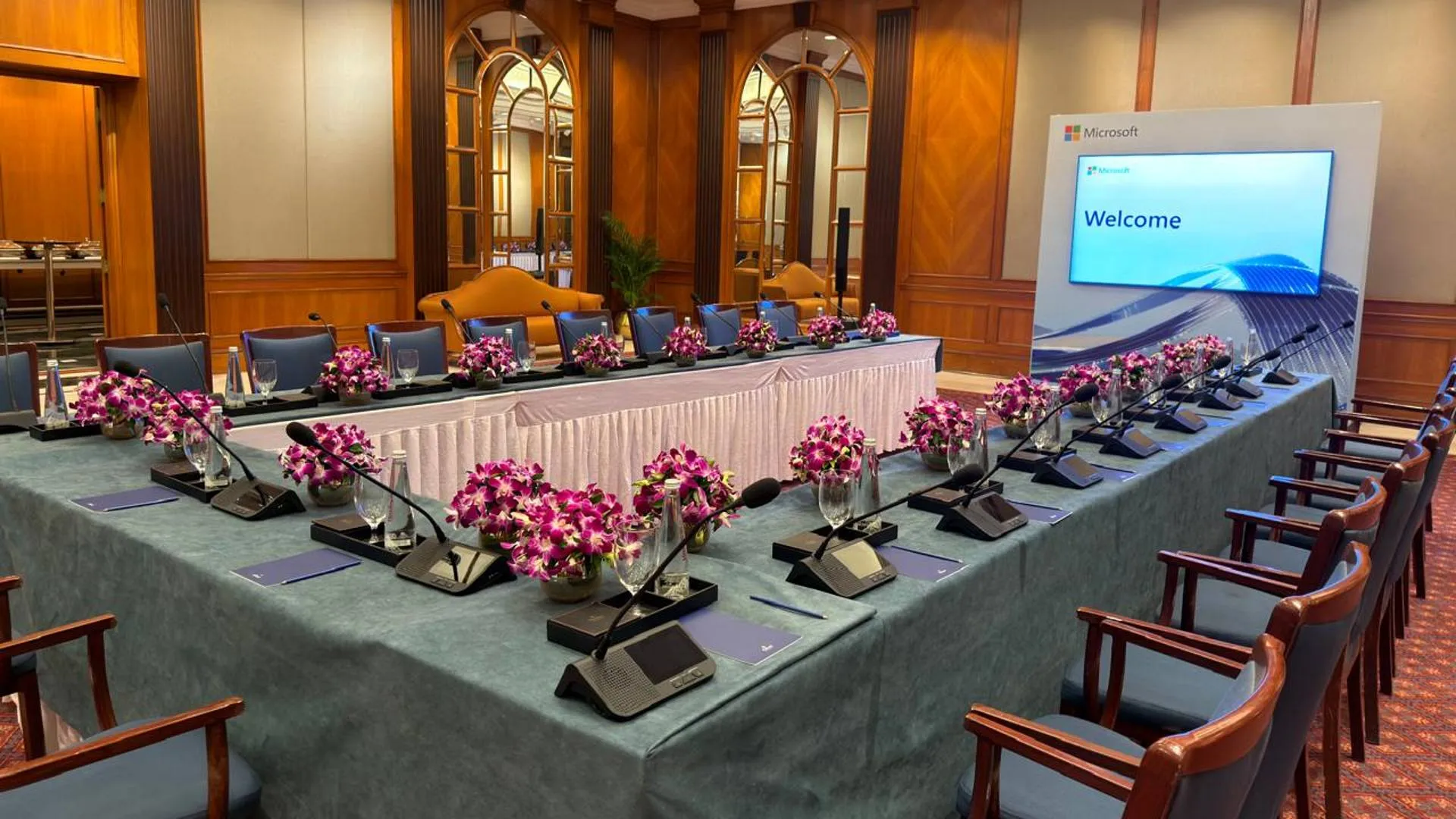 Microsoft India transforma una sala de reuniones con VISSONIC CLEACON V2 2 Unidades de conferencia VIS-MAW-T sobre la mesa de una sala de reuniones de Microsoft India