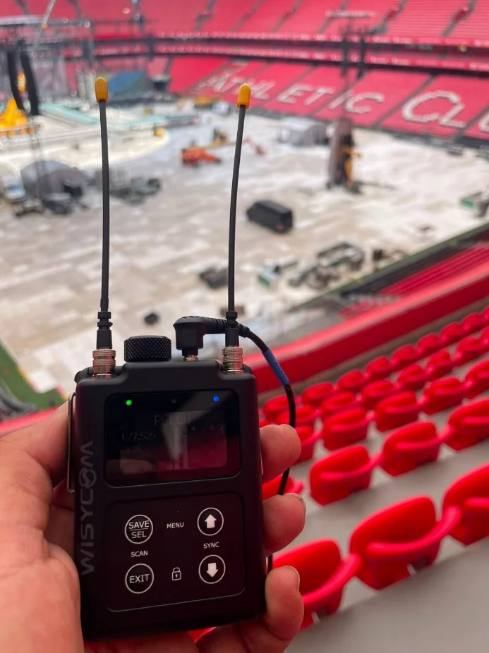 Fluge Euskadi despliega Wisycom para el diseño RF de Zetak en San Mamés 5 Receptor in-ear Wisycom MPR60 con las gradas de San Mamés al fondo