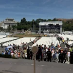 Plaza de Cibeles de Madrid preparada para la celebración del Papa León XIV, con la fuente y las gradas de público